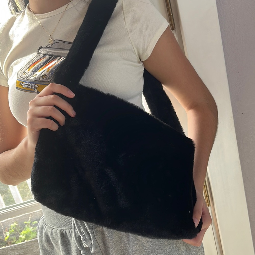 Faux fur black zipper tote🌸